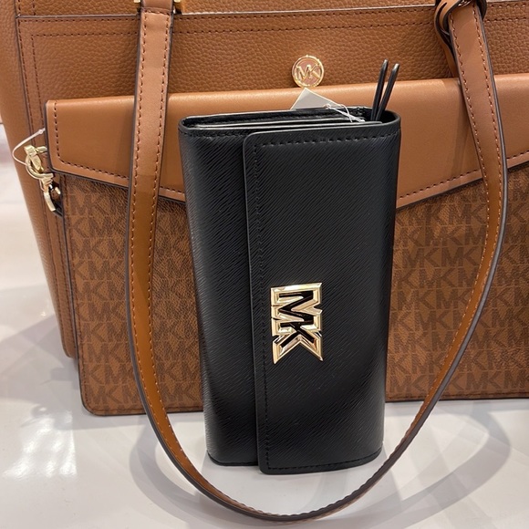 Michael Kors Mimi Large Saffiano Leather Bi-Fold Continental Wallet
Black 
NWT - Picture 1 of 16
